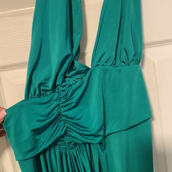 Sexy green dress with slit - Picture 3 of 5